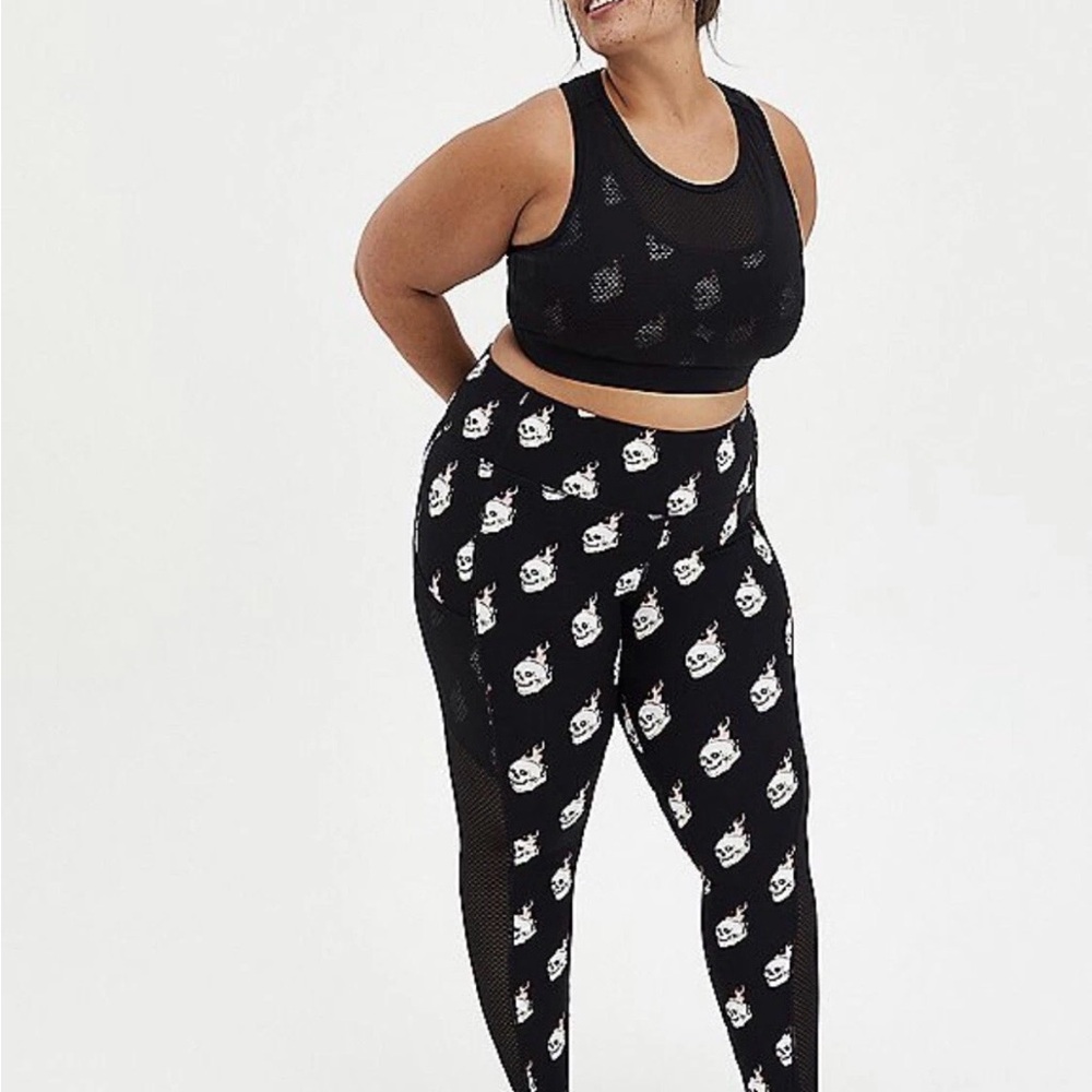 Torrid NWT Sz 5 Black Leggings with White Skull Print